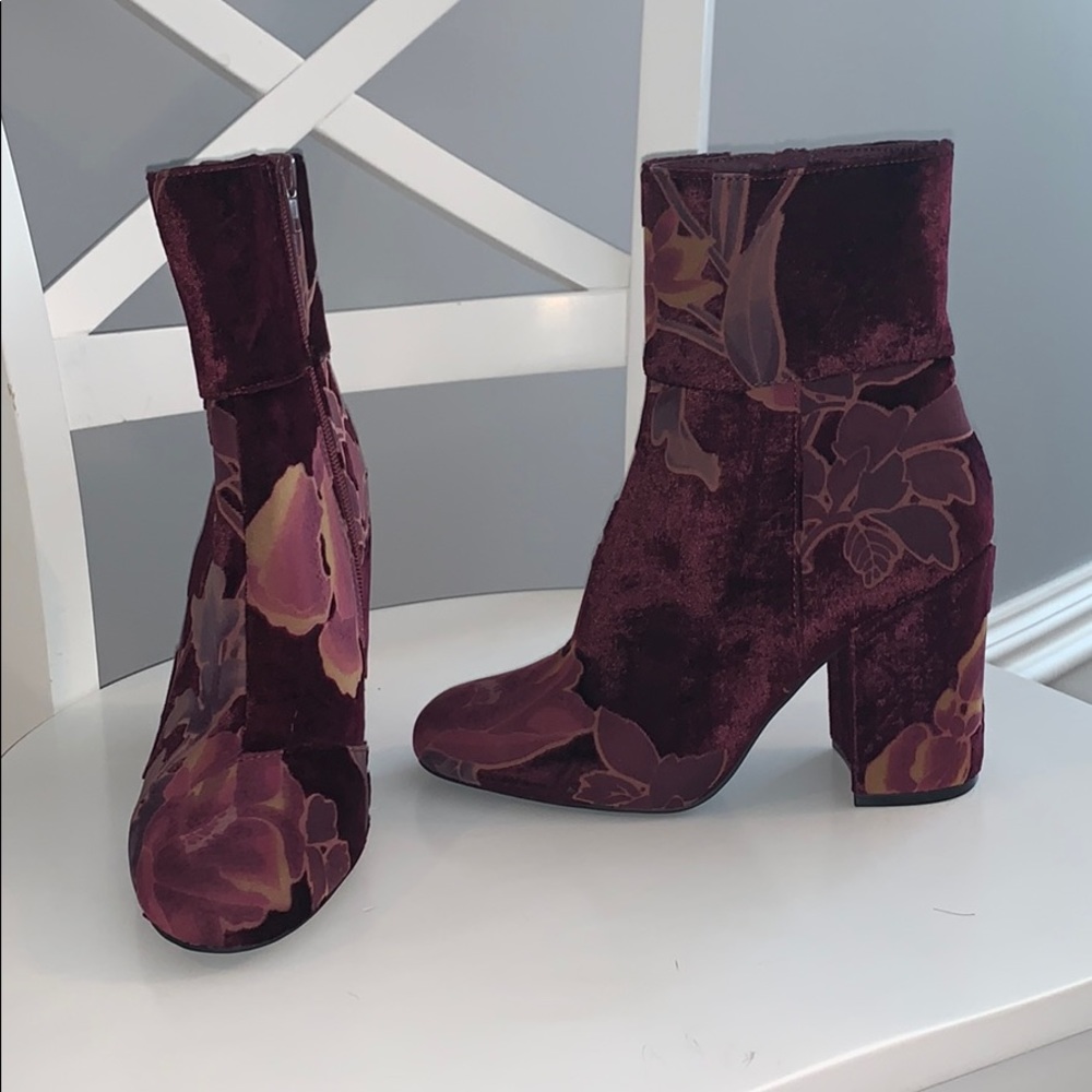 STEVE MADDEN VELVET BOOTIE NEVER BEEN WORN